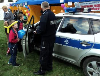  Dzieci oglądające radiowóz policyjny